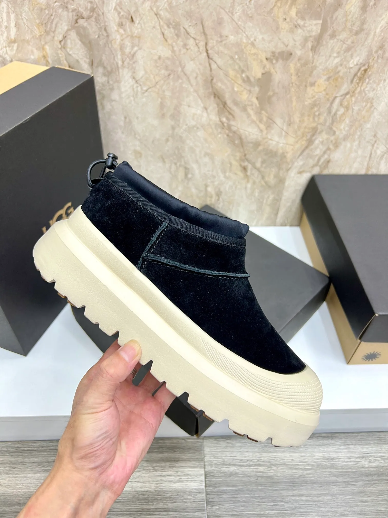 Men's men's shoes💰: 💰540💰Couple model👫 UGG Tasman Weather Hybrid one-second snow boots👢 Wang Yibo's same 👏 classic Tasman shoe is designed with environmentally friendly waterproof and snowproof material, which is both fashionable and functional. At the same time, it is paired with the new UGG Keen furry color-blocked jacket. Bright orange and maroon collide to create a new light outdoor style and open up a new travel experience in early autumn! Using the best materials, the 17mm fur-integrated surface is warmer and more breathable, and the outsole is upgraded to a lightweight and wear-resistant light wing technology outsole! Size: Women’s size 35-40 / Men’s size 38–44 (45 customized) Official website color